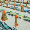 Op het Italiaanse strand blijven de ligbedjes leeg. Over de oorzaak wordt volop gebekvecht