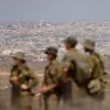 Reservisten laten het steeds vaker afweten, dus kijkt Israël over de grens