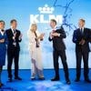 Minister Heinen noemt bonussen voor KLM-top ‘zeer ongepast’ en kondigt aan bezwaar te maken