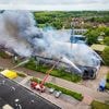 Grote brand op bedrijventerrein Hellevoetsluis, rook in wijde omgeving te zien