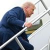 KIJK. Hij lachte Biden uit toen die het overkwam, maar nu struikelt Trump zelf over trap van Air Force One