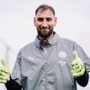 Daar is de nieuwe doelman van City: Gianluigi Donnarumma traint voor het eerst mee (en maakt meteen kennis met het weer in Manchester)