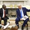 Trump toont Zuid-Afrikaanse president beelden over onbewezen "genocide tegen witte boeren" in chaotische meeting