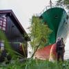 Containerschip botst bijna op huis, Noorse bewoner slaapt door alle commotie heen