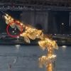 Beelden tonen hoe zeilschip Mexicaanse marine tegen Brooklyn Bridge botst en matrozen naar beneden vallen: 2 doden, bijna 20 gewonden