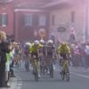 Peloton houdt het tempo strak in achtervolging van kwartet koplopers, massasprint lijkt meest realistische scenario te gaan worden