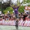 Lorena Wiebes grijpt naast ritzege door stunt van 41-jarige Spaanse in Tour de Femmes, Vos is geel kwijt