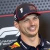 “De auto is nu een raket”: Max Verstappen dolt met de journalisten