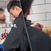 KIJK. Van instant karma gesproken: Chinese student houdt telefoondief in houdgreep in Londense metro