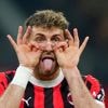 Santiago Giménez grijpt met Zolotarchuk op zijn rug hoofdrol bij AC Milan
