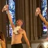 KIJK. Ophef over “godslasterlijke” kunst met dode kippen in pampers in kathedraal