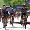 Femke Gerritse pakt Vuelta-leiderstrui door zege na sprintduel met Marianne Vos