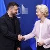 Guerre en Ukraine : "Les frontières internationales ne peuvent être modifiées par la force", déclare Ursula von der Leyen aux côtés de Volodymyr Zelensky