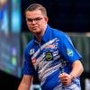 Van Veen dolblij na dartsstunt tegen gefrustreerde Humphries: 'Mijn grootste zege'