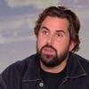 Artus : "Je fais les mêmes vannes sur scène que je ferais avec mes potes dans une soirée", confie le comédien avant son spectacle à La Défense Arena en mars 2026