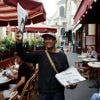Laatste krantenverkoper in Parijs krijgt prestigieuze onderscheiding van Emmanuel Macron, die als student zelf klant was