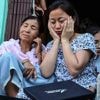 In beeld | Brokstukken en rouwende nabestaanden na vliegtuigcrash in India