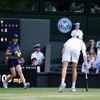 Tennis in Wimbledon: Kuriose Szene bei Finale: Champagnerkorken auf Platz