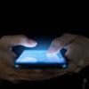 Vous soupçonnez votre téléphone de vous espionner ? Vous n’avez pas tort, voici comment il s’y prend
