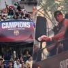 KIJK. En plots verblijden de fans Yamal met hamburgers: Barcelona-spelers trekken met open bus door de stad voor uitzinnige titelparade