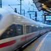 Schwankend über den Bahnsteig: Mann lehnt sich an fahrenden ICE – schwer verletzt