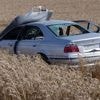 Bauern stellen Schrottautos auf ihre Felder