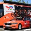 Volgwagen van ritwinnaar Arensman rijdt toeschouwer aan in Tour de France