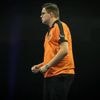 Van Veen gooit in te strak shirt op World Cup of Darts: 'Wilde liever maat XXL'