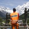KIJK. Zwitsers dorp volledig ontruimd: metersdiepe verzakkingen en grote scheuren waargenomen