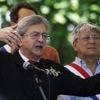 REPORTAGE. "Ils inventent plein de choses" : les militants de La France insoumise font bloc autour de Jean-Luc Mélenchon avant la publication d'un livre enquête