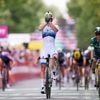 Dit jaar lukt het Wiebes wel: ze wint de sprint en pakt de derde etappe in de Tour