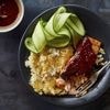 Prachtig rood dankzij Koreaans chilipoeder: gochugaruzalm met krokante rijst