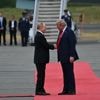VIDEO. Sommet sur l'Ukraine : Donald Trump et Vladimir Poutine se sont serré la main à leur arrivée en Alaska