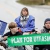 En Norvège, 200 écologistes, dont Greta Thunberg, bloquent la principale raffinerie du pays
