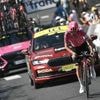 Tour de France. Une voiture de commissaires de course sanctionnée pour… conduite dangereuse