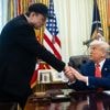Gekneusd neemt Elon Musk afscheid van Washington