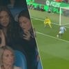 KIJK. Ook vrouw Michèle kon het amper geloven: De Bruyne mist reuzekans in z’n afscheidsmatch