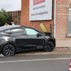 Bestuurder botst met Tesla tegen gevel van woning in Grembergen