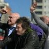 Unverletzt weggebracht: Argentiniens Präsident Milei bei Wahlkampfveranstaltung angeblich mit Steinen beworfen
