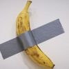 Achetée 35 centimes, vendue 5,2 millions de dollars, puis mangée… Les folles péripéties de la célèbre banane scotchée de Maurizio Cattelan