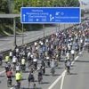 Radler stürmen Berliner Autobahn : Tausende Teilnehmer bei traditioneller ADFC-Sternfahrt