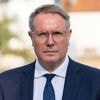 Auch Union soll zustimmen: Ministerpräsident Schweitzer fordert höhere Steuern für "Superreiche"