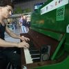 „Ein bisschen für Tiktok und weil es Spaß macht“: Ein Klavier wird zum Treffpunkt im Bahnhof Lichtenberg