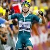 Lorena Wiebes in massasprint opnieuw te sterk voor Marianne Vos, die gele trui behoudt in Tour de Femmes