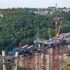 Gondel stürzte in die Tiefe: Polizei ermittelt nach Todesfällen auf Brückenbaustelle