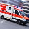 München: Auto fährt in Haltestelle - drei Schwerverletzte