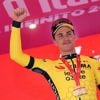 Kooij opgelucht na welkome ritzege in Giro: 'Wout van Aert deed het perfect'