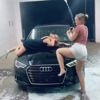 Vrouwen spuiten elkaar nat en dansen sexy bij carwash: miljoenen views, maar autobranche waarschuwt