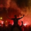 Voetbalfans bestormen ringweg van Parijs tijdens CL-finale, gewonden nadat auto inrijdt op menigte Grenoble