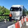 Un camion de 12 tonnes passe sur un pont limité à 3 tonnes et reste bloqué dans ce village de Sarthe
